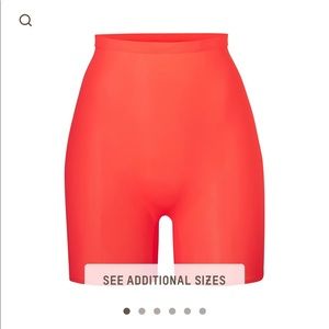 NWT SKIMS Jelly Sheer short Poppy M